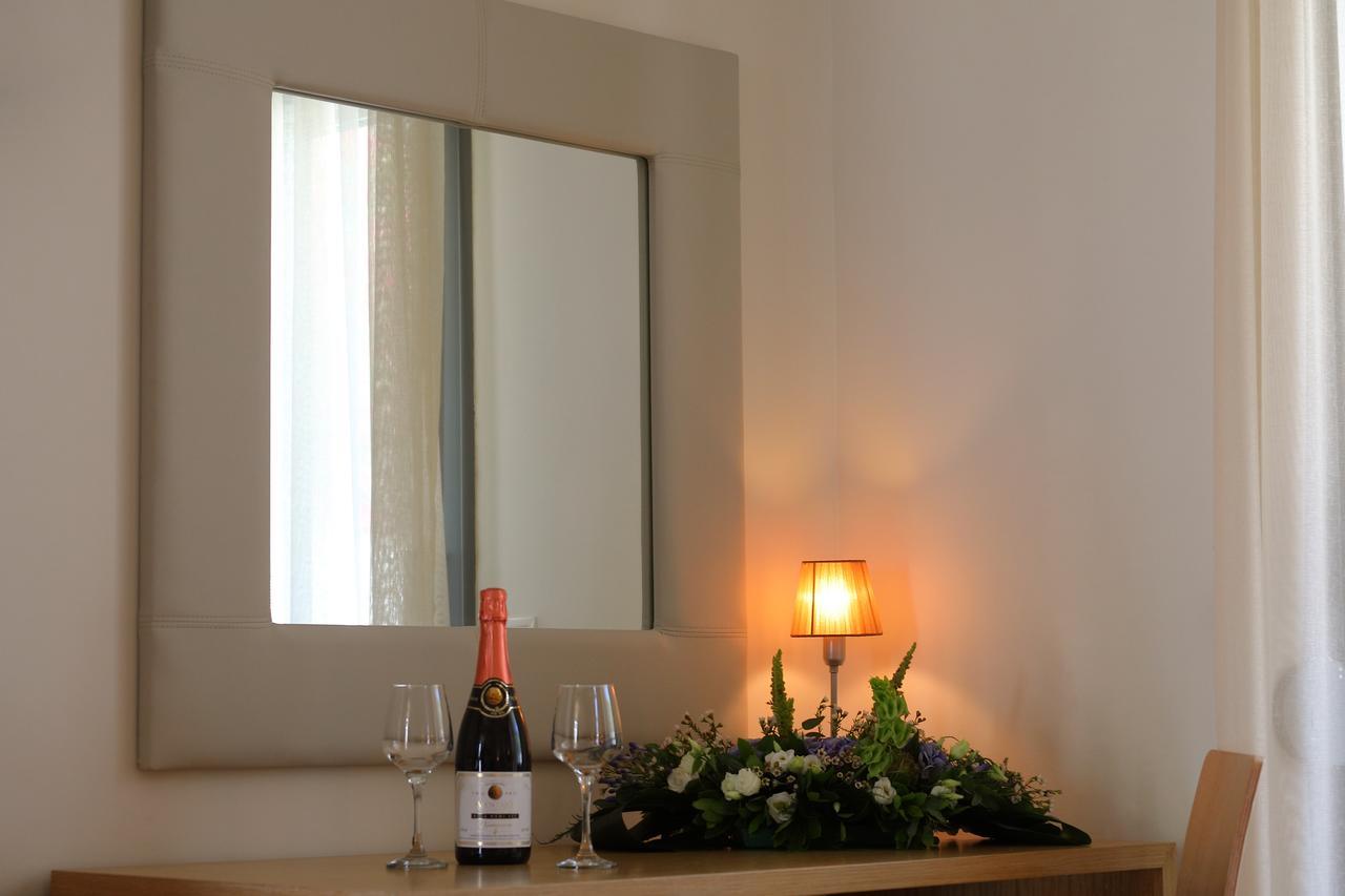 Artemis Plaza Aparthotel อาเกีย ปาราสเควิ ภายนอก รูปภาพ